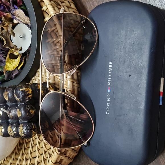 Tommy hilfiger sunglasses. - Picture 2 of 7